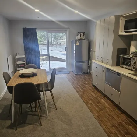 Studio Apartment 100 meters from lake and walking track