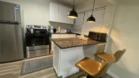 Studio Cottage/Short Walk to Beach - Condos