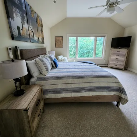 Relax by "The Water's Edge enjoy amazing views and year round fun! 6BR/3.5BA 캐슬턴 호텔
