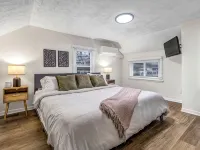 New! Renovated 1BR w/ King: Modern Comfort 베뢰아 호텔
