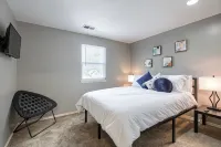 The Teal Townhouse Near KU Med and Central to Many KC Landmarks/Attractions - Homestays