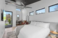 Luxury 4BR w/hot tub - Walk to lake & shops! - 4-Star