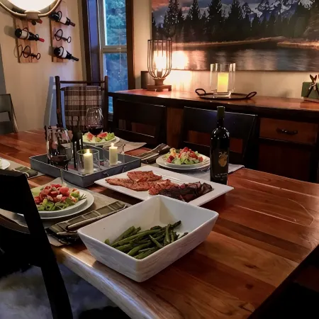 Beautiful Home on Home Again Trail 3BR ski in-out. 5 star home, 5 star location