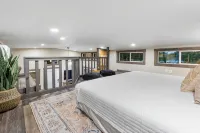 Luxury Tiny Home with private sand beach lake access and Hot Tub - 4-Star