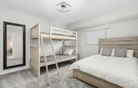 MAGNIFICENT! LUXURY WATERFRONT HOME;BIG HEATED POOL-80’ DOCK! 5 MIN FISH VILLAGE - Jacuzzi