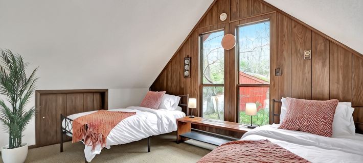 MID-CENTURY MODERN A-FRAME - HOT TUB/FIREPIT IN WOODS Hotels in Berkeley County