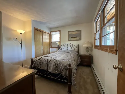 Lake Front home, dock w/2 kayaks, firepit, grill, pedal boat. Lv2 EV charger -  Privatzimmer