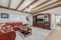 Pet Friendly. Minutes to Beaches. Charming 2-bedroom house in adorable Sarasota. - Wifi