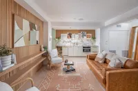 BRAND NEW LUXURY BEACHFRONT HOME @ MOONLIGHT BEACH - บังกะโล