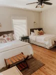 The Yellow House - Hidden Gem in heart of Portland - Homestays