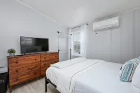 Cute, Cozy and Clean Cottage by the Sea! - Country Houses