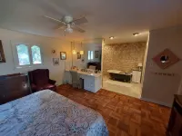 Rock Inn Retreat: E Faye Jones Style: Quartz Wall Bathroom: Open Floor Plan. - 발코니