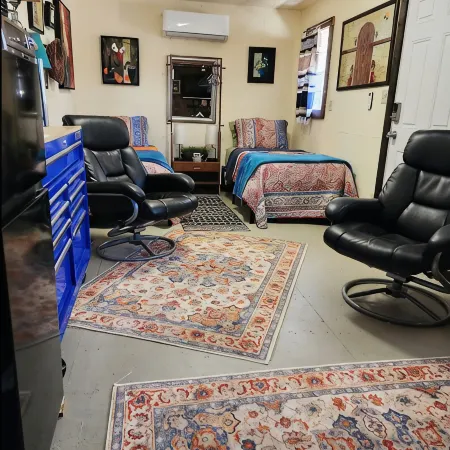 The Artists Cottage ~ Fun desert getaway