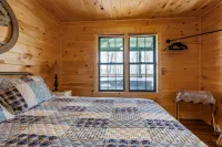 Ridge Top Cabin Retreat w/ Hot Tub & Game Room - 3 stjerner