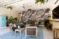 Cabana style vacation home, w/HOT TUB & easy stroll to beach, sleeps 16. - Boutique