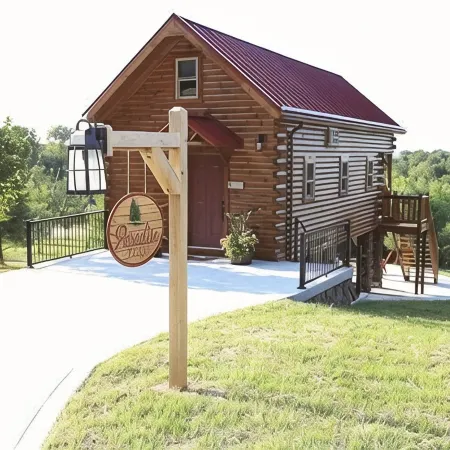 ParadisePeak Hummingbird Cabin with Indoor Jacuzzi in the Heart of Amish Country