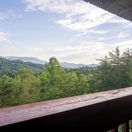 STUNNING SMOKY MOUNTAIN VIEWS! Hot Tub! Games! Close to Dollywood and Parkway!