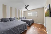 Luxury Home Sleeps 20 with Heated Pool & Billiard - Private Pools
