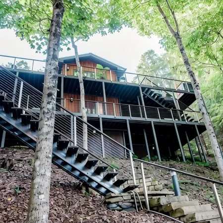 Lakeside Luxury: Spacious 6-Bdrm Lodge with Dock