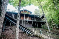 Lakeside Luxury: Spacious 6-Bdrm Lodge with Dock - Boutique