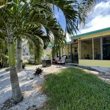 A Little Slice of Key West on Lake Tarpon - Kayak and fish from the back yard