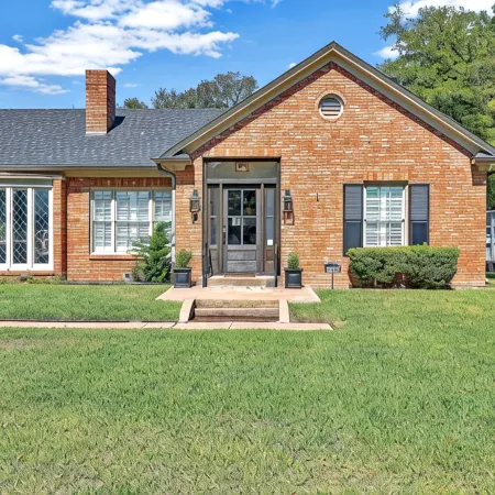 On Austin Ave!!! Completely remodeled and close to Magnolia, Downtown & Baylor.