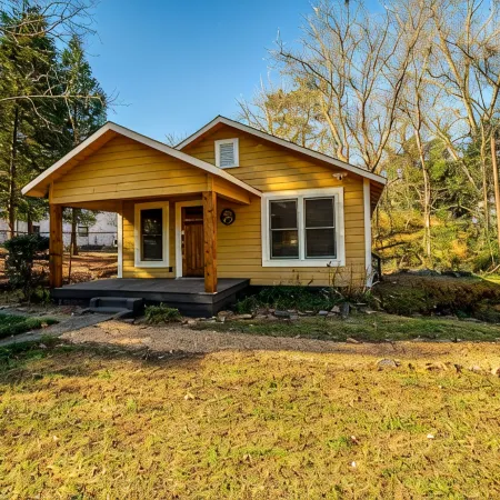 Cozy 2 Br, 2 BA Cottage in Downtown Dahlonega!