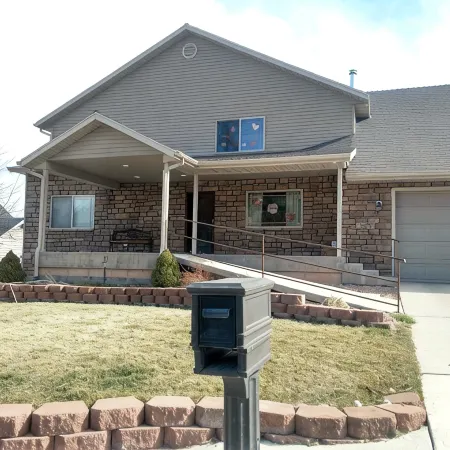 Basement Apartment--Sleeps 6 *2 Bedrooms +Kitchen/Laundry