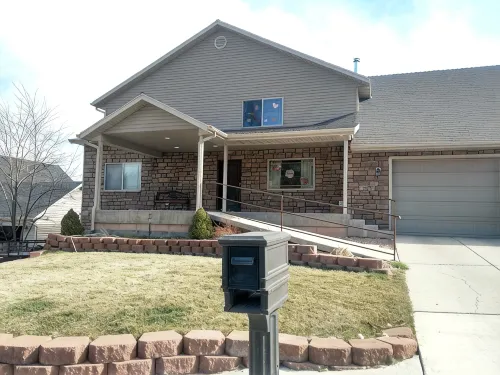Basement Apartment--Sleeps 6 *2 Bedrooms +Kitchen/Laundry - Hot Tub