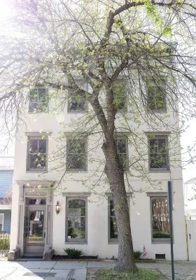 Private Ground Level 2BR Condo - Homestays