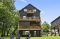 Big Riverfront Cabin #5 on the James! Sleeps 12, #5 of 5 Cabins - Alppimaja