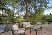 Creekside Luxury Retreat • 8Br • Walk to Shops, Dining & Shuttle • Sleeps 22 - 4-Star