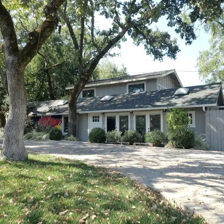Gorgeous 2Bd + Loft with Deck and Gardens. Soaring 20 ft ceilings, huge windows!