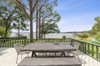 Pine Haus - Oversized Waterfront Home Ideal for Multiple Families! - Homestays