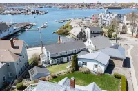 3BR/2 BA Harborside Home · Fenced Backyard+Grill · Ocean Views - 3-Star