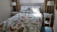 Immaculate Downtown Cottage Retreat- EV Charger. Walk Downtown in 4 Minutes - Tiny houses