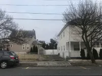 4.5 blocks to beach. Huge yard - Holiday Apartments