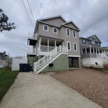 5 STAR AMAZING😙 Private home just for you. Comfy, Cozy, Clean. Steps to beach.
