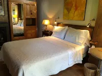 Beautiful and Lush Hidden Wisteria Getaway - 3-Star