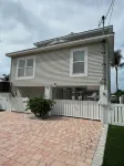 Happy Place Key Largo - Waterfront Vintage Coastal Cottage - 2-Star