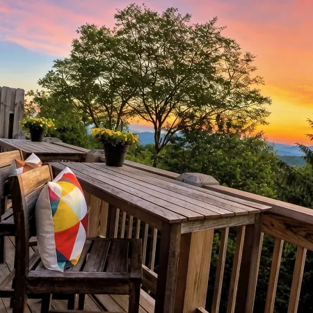 ~Sunrise Haven~near the slopes! Majestic sunrises and comfort awaits!