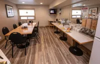 Keystone Motor Inn, a Travelodge by Wyndham - breakfast