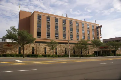 Adria Hotel and Conference Center فنادق في Great Neck