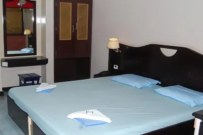 Hotel Sadhabishegam 품퍼 비치 주변 호텔