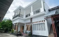 RedDoorz Syariah Near Ciledug Station Hoteller i Jatiseeng