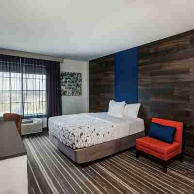 La Quinta Inn & Suites by Wyndham Owasso Rooms