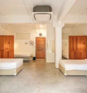 เตียงในห้องพักรวมชายหญิง 6 เตียง