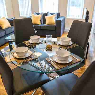 Heathrow Clean 2Bedroom Apt with Parking Dining/Meeting Rooms