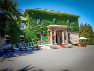 Belmont House Hotel Các khách sạn gần F E McWilliam Gallery