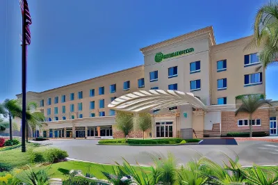 Holiday Inn & Suites Bakersfield Hotels in Bakersfield